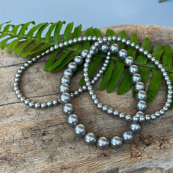 SET OF THREE GRAY FAUX PEARL STRETCH BRACELETS. - Picture 1 of 5